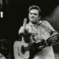 johnny-cash-flipping-the-bird-par-jim-marshall-shots-2013 johnny-cash-flipping-the-bird-par-jim-marshall-shots-2013