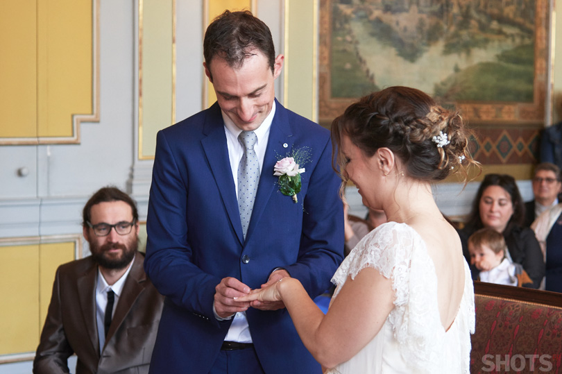 adrien passe la bague au doigt de typhaine photographe de mariage