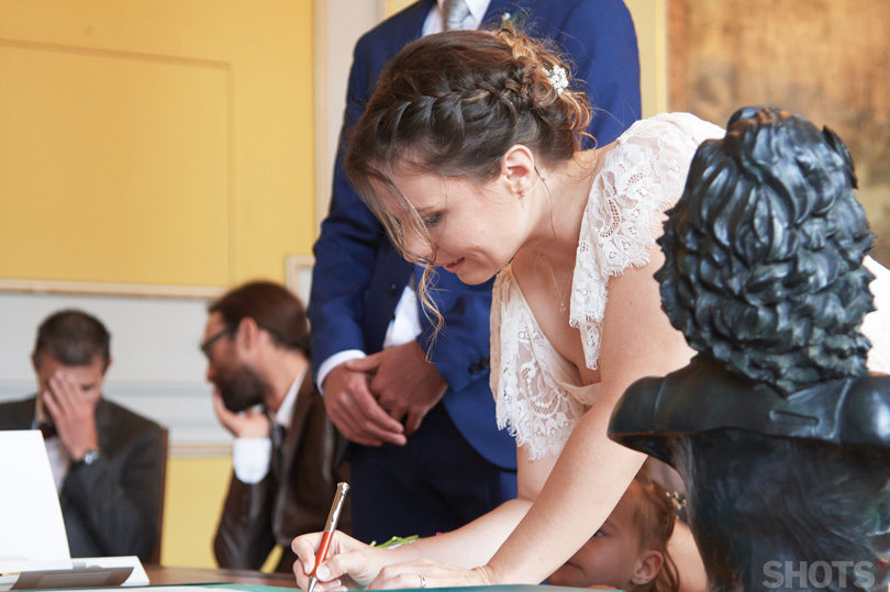 photographe de mariage la signature du registre par la mariée